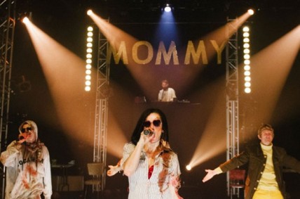 Aux Écuries voyez la plus vieille rappeuse au monde : MOMMY