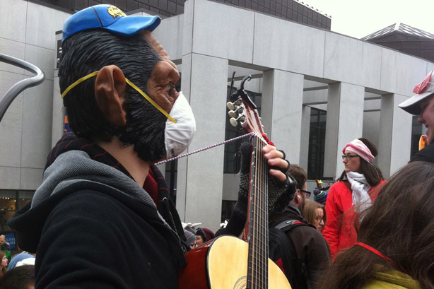 Charivari des étudiants contre la hausse à Montréal