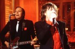 Les membres d’Arcade Fire portent le carré rouge à Saturday Night Live