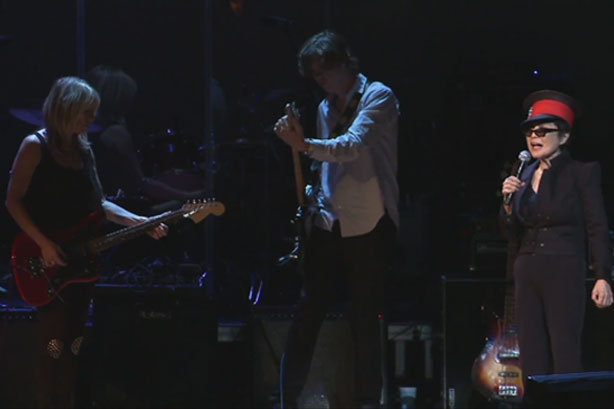 Yoko Ono et deux membres de Sonic Youth amassent des fonds pour les victimes du tsunami au Japon