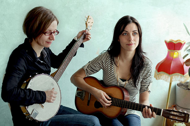 Émilie Proulx et Geneviève Toupin se partagent la scène du P'tit Café de l'Auberge