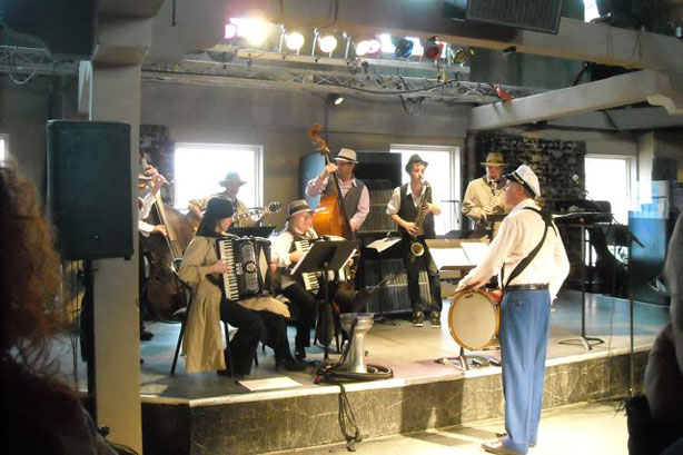 Valody au Carré Strathcona et à l'Antiquarius