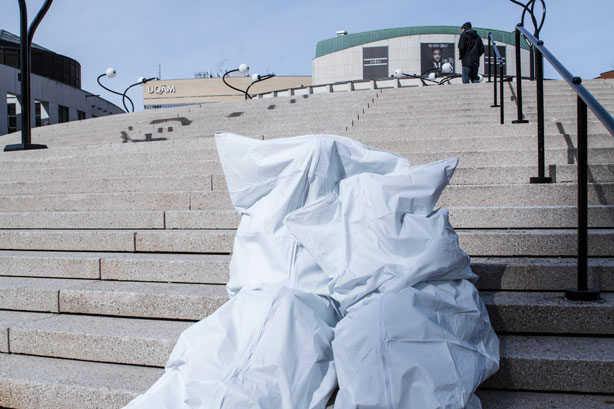 Emballés dans des sacs mortuaires au Quartier des spectacles