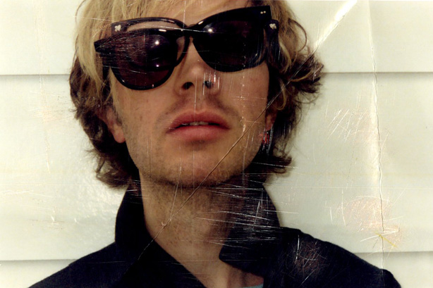 Beck livre une nouvelle pièce, Defriended, et prépare deux albums