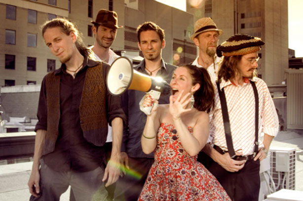 Gadji-Gadjo au P'tit café de l'auberge de Petite Nation le 20 juillet