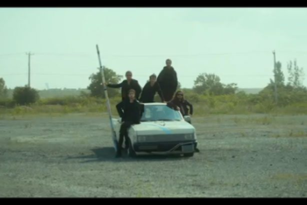 Misteur Valaire fait la guerre dans son nouveau vidéoclip