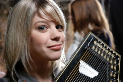 La charmante Basia Bulat dévoile un nouveau clip et s'offre en spectacle avec Safia Nolin