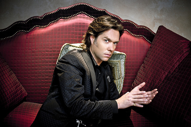 Rufus Wainwright révèle l'unique nouvelle pièce de la compilation Vibrate à paraître en mars
