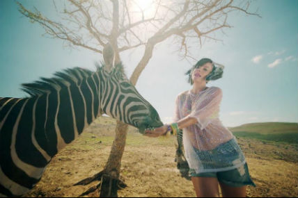 Lily Allen : des papillons, des zèbres et un léopard pour son deuxième extrait