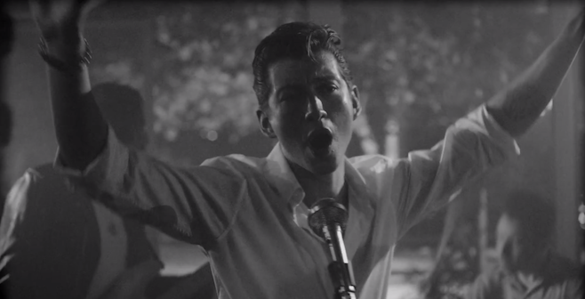 Arctic Monkeys: des motos, le beau Alex Turner et des filles en petite tenue pour Arabella