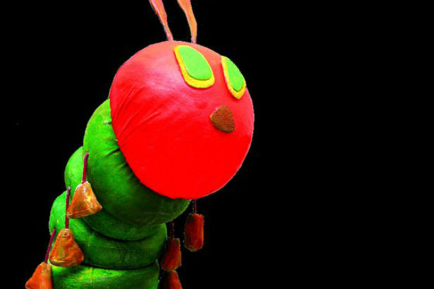 Terminer la relâche avec une chenille, un caméléon et un petit nuage