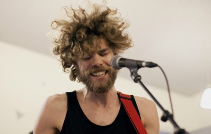 Le chanteur montréalais Karneef présente le vidéoclip pour Swimming