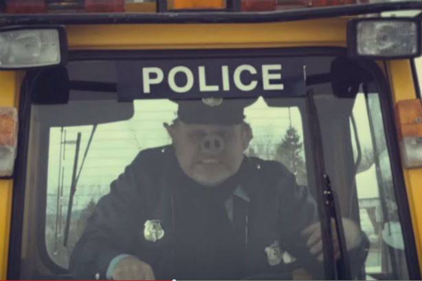 Les cochons mangent beignes et bacon en canot ou Ski-doo dans le nouveau clip de Mononc' Serge