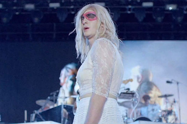 Andrew Garfield danse et Coachella s'extasie dans le nouveau clip d'Arcade Fire: We Exist