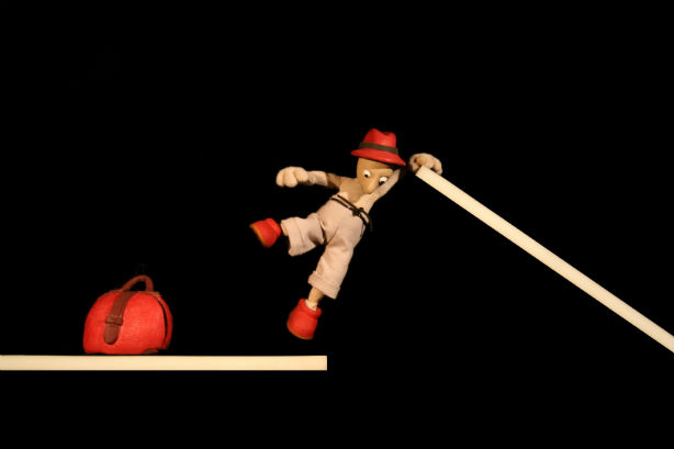 Fragile présenté aux Petits bonheurs: Petit homme fragile et solitaire en spectacle