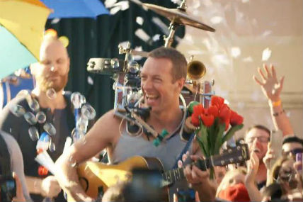 Coldplay prend un bain de foule dans le vidéoclip de A Sky Full of Stars