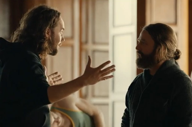 Kevin Drew rigole avec Zach Galifianakis et danse avec Feist dans son nouveau vidéoclip
