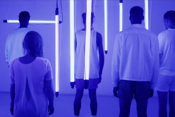 Fanny Bloom danse sous les néons dans le vidéoclip de Piscine