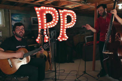 Pépé et Mononc' Serge s'unissent pour interpréter Chanteur engagé