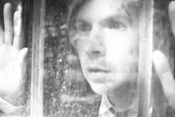 Beck partage quelques aperçus de son prochain vidéoclip en noir et blanc