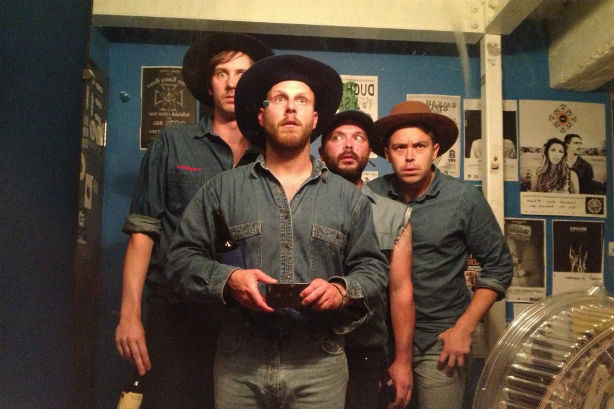 Bleu Jeans Bleu tout de denim vêtu au Cabaret Eastman