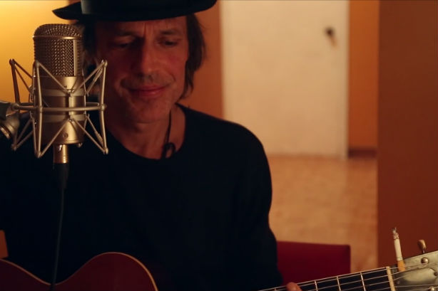 Jean Leloup dévoile la jolie pièce Feuille au vent
