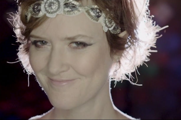 Mara Tremblay danse et roule dans le vidéoclip de la pièce Lumières et diamants