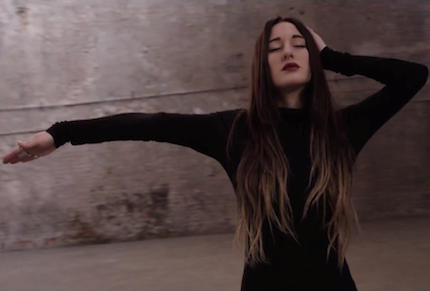 Zola Jesus est une statue humaine dans son nouveau (et transcendant!) vidéoclip