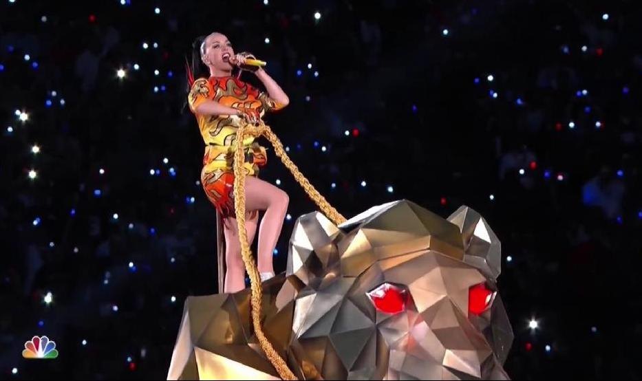 Katy Perry à la mi-temps du Superbowl: paillettes, Lenny Kravitz et Missy Elliott