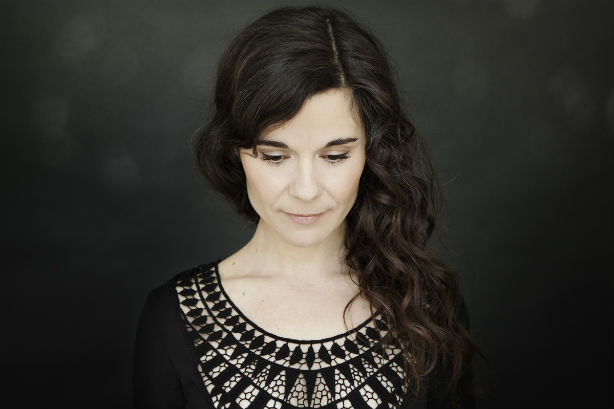 Deux visages : Écoutez le premier extrait de l'album de Julie Blanche