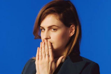 Christine and the Queens traduit une de ses chansons pour le marché anglophone