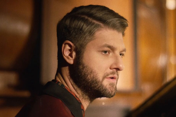 Pierre Lapointe présente un nouveau vidéoclip pour Tous les visages