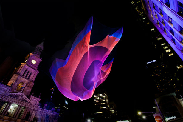 1.26: Une installation colorée, illuminée et flottante au-dessus de la place Émilie-Gamelin