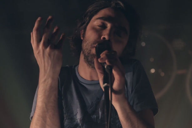 [À voir] Patrick Watson offre le clip de la pièce Hearts en concert