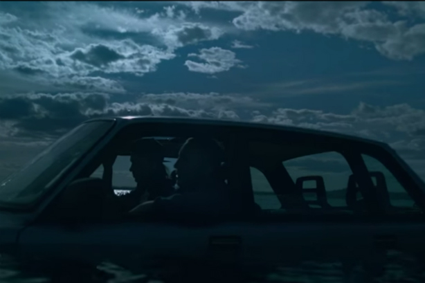 [À voir] Loud Lary Ajust en Blue Volvo dans l'eau