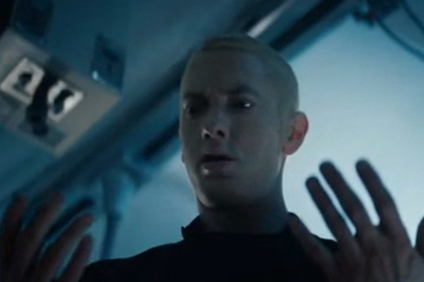 Eminem s'oppose à John Malkovich dans le vidéoclip-court métrage Phenomenal