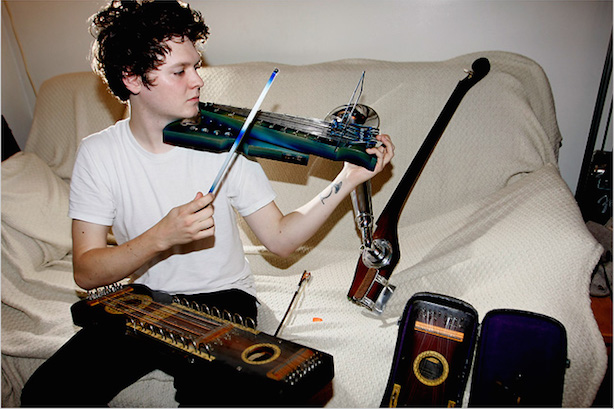 [À visionner] Beirut se balade sur une île remplie d'immondices dans le clip de Gibraltar