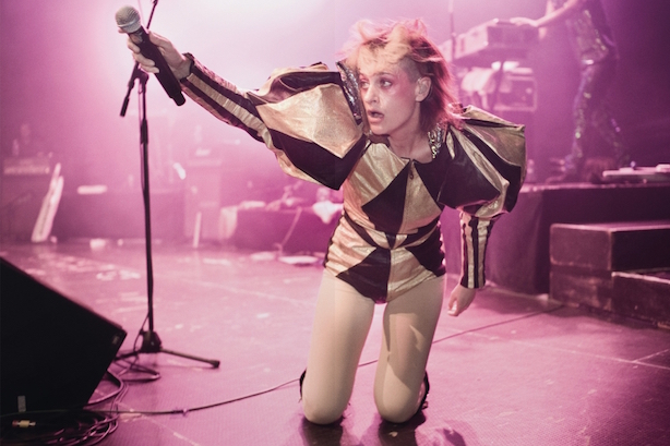 [À visionner] Peaches engage Kim Gordon comme entraîneuse dans le clip de Close Up