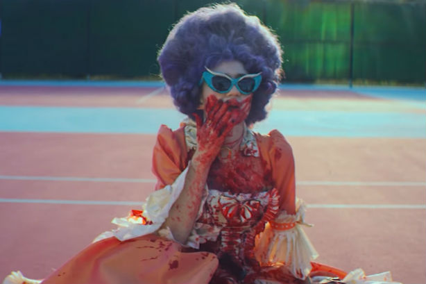 Grimes se déguise en Marie-Antoinette dans son nouveau et dérangeant vidéoclip
