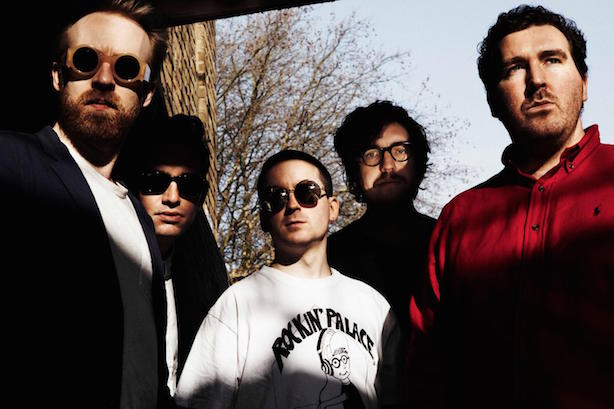 Hot Chip dévoile un vidéoclip rétro pour leur reprise/mashup de Bruce Springsteen et LCD Soundsystem