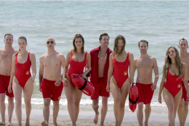 Vidéoclip: Simple Plan joue à Baywatch avec David Hasselhoff et Nelly