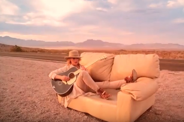 Nouveau clip désertique et tournée américaine pour Metric