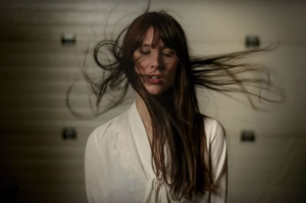 [À visionner] Le nouveau vidéoclip de Maude Audet pour Nous sommes le feu