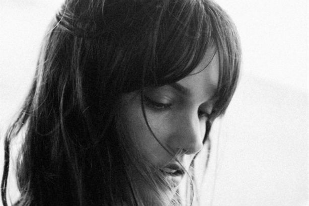 Charlotte Cardin dévoile un nouvel extrait envoûtant, «Les échardes»