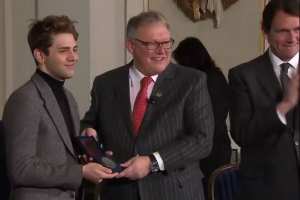 Xavier Dolan accepte la Médaille d'honneur de l'Assemblée nationale