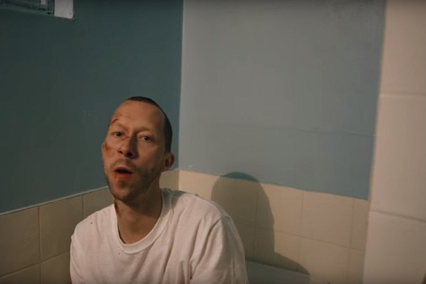 Eman assez amoché dans l'inquiétant nouveau clip de Tirer des moves