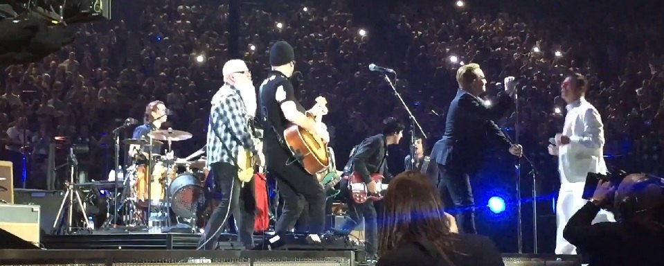 [À visionner] U2 partage la scène avec Eagles of Death Metal à Paris