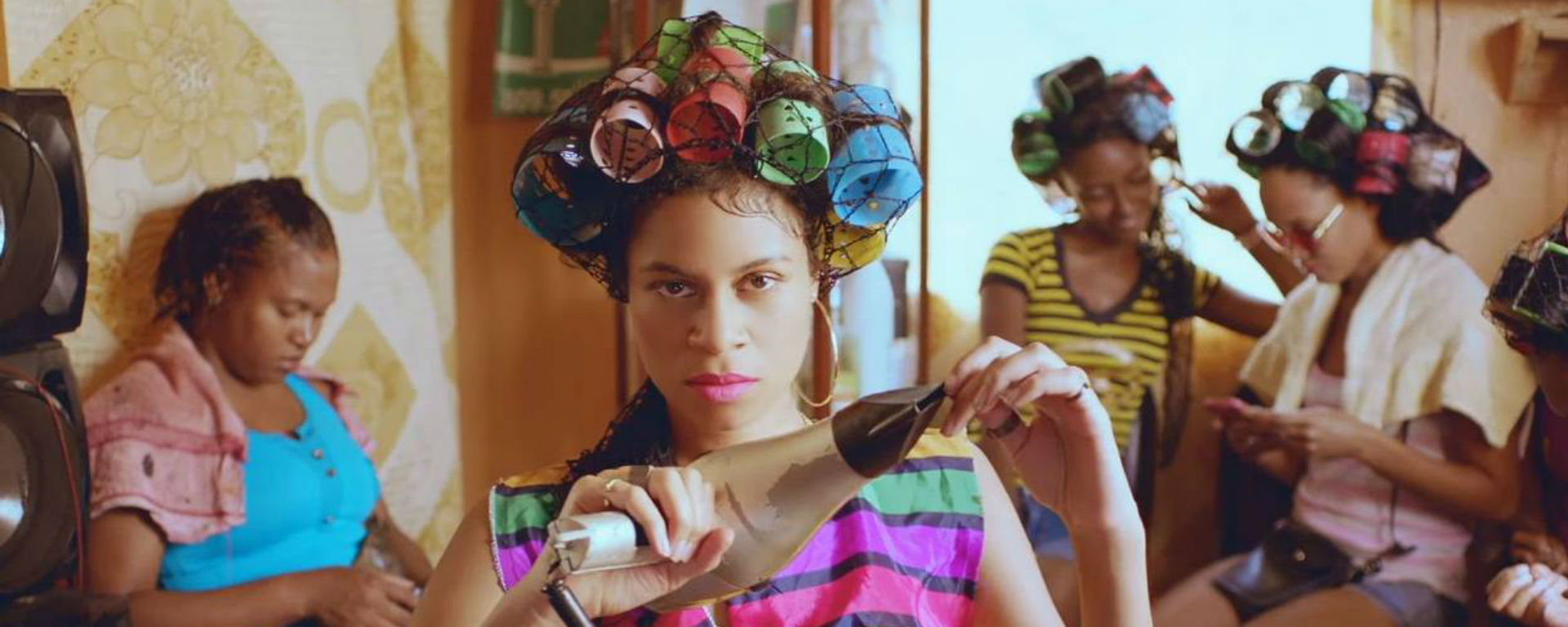 AlunaGeorge se joint à Popcaan pour un nouveau clip ensoleillé