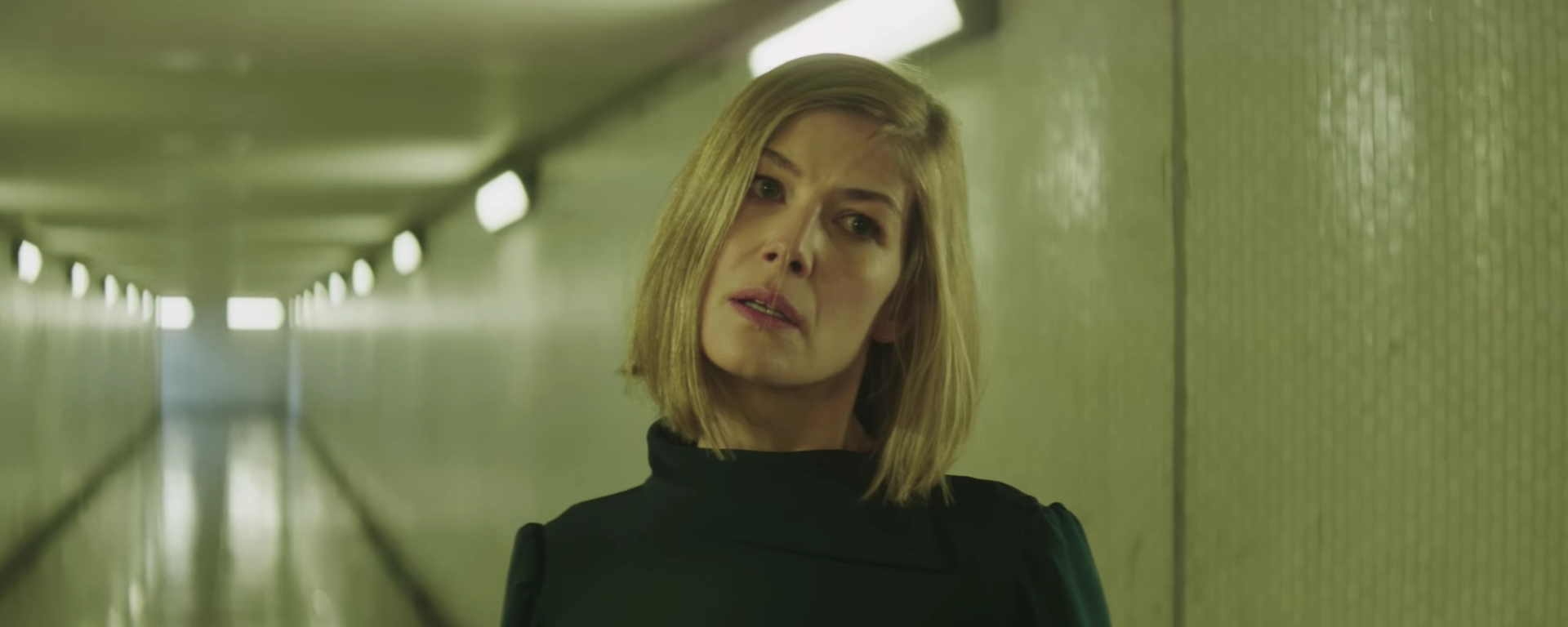 Rosamund Pike en détresse dans le nouveau clip de Massive Attack