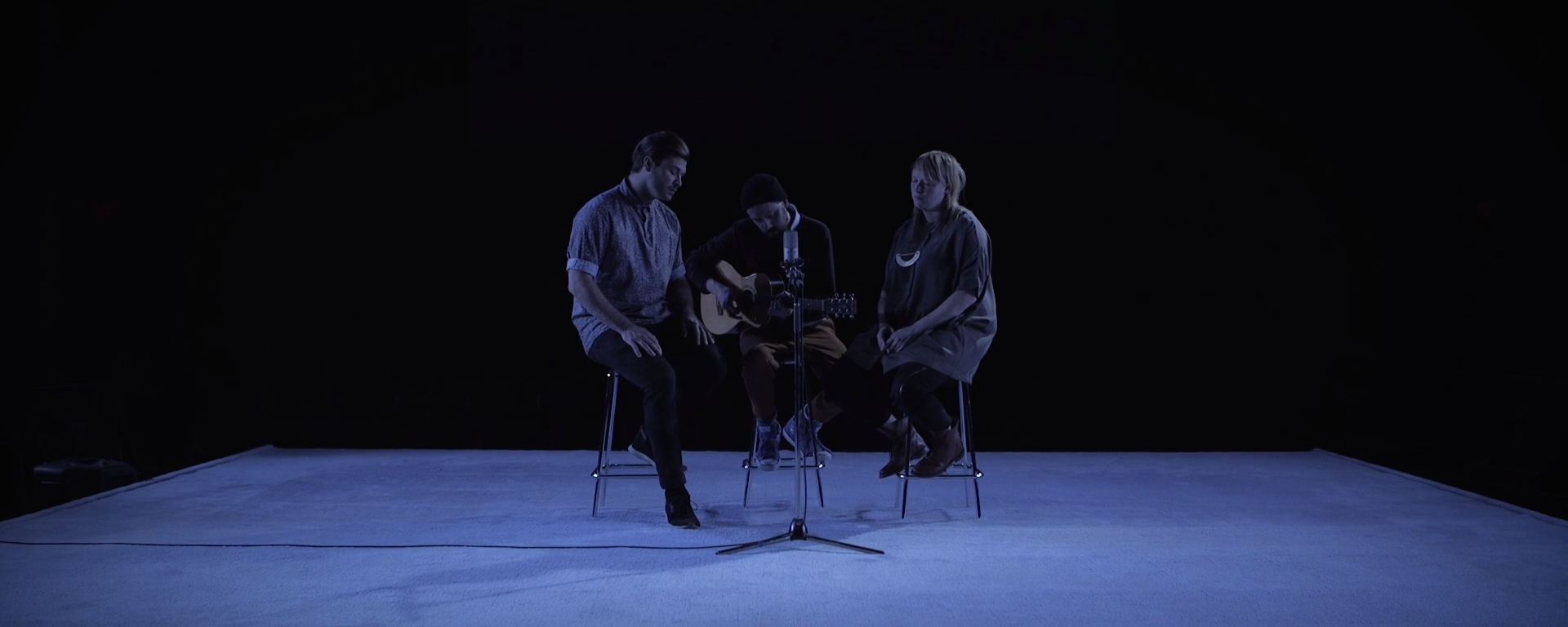 Dear Criminals livre une version acoustique touchante de Thorns & Spades